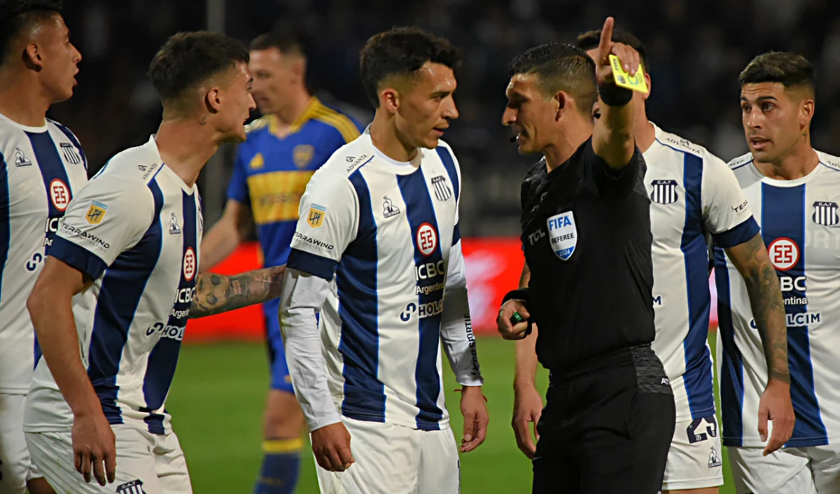 ENOJO. Los futbolistas de Talleres de Córdoba le reclaman a Andrés Merlos, durante el duelo contra Boca Juniors en la Copa Argentina.