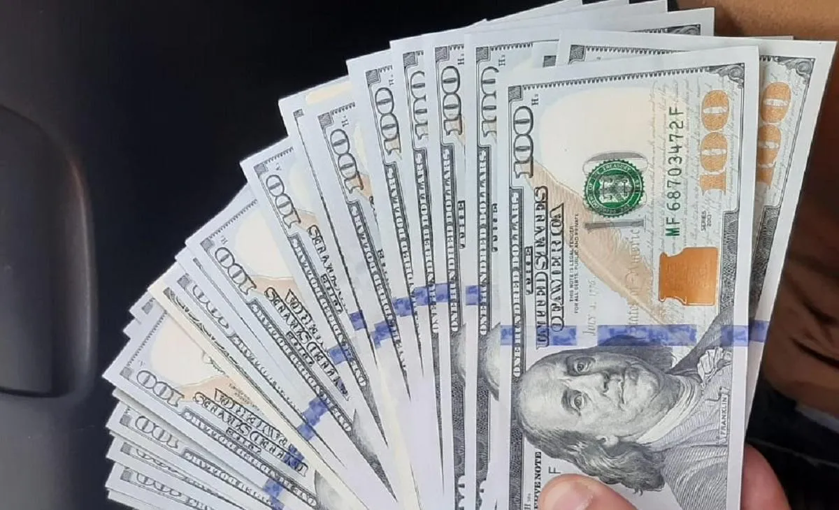 El dólar blue quebró la racha bajista y rebotó $10 en el arranque de la semana