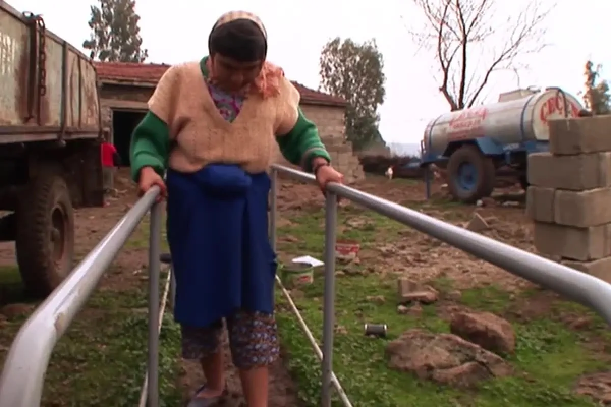 La familia ha llevado a cabo rehabilitación para volver a caminar en dos pies.