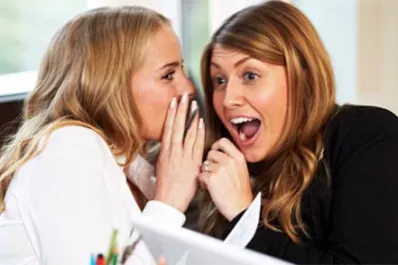 Los extraordinarios beneficios de contar un chisme, según la psicología