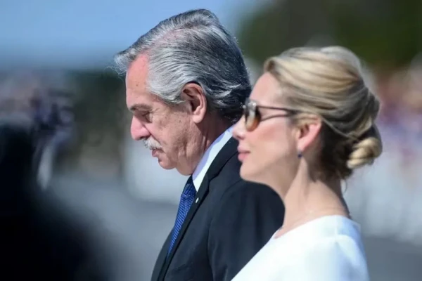 Acusan a Alberto Fernández de violar la restricción perimetral por mandarle mensajes a Fabiola Yáñez