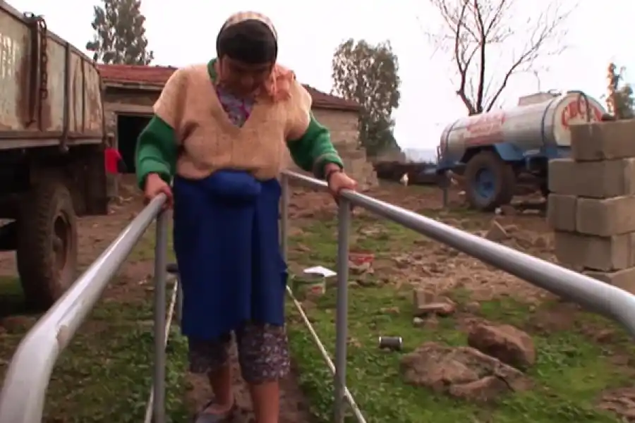 La familia ha llevado a cabo rehabilitación para volver a caminar en dos pies.