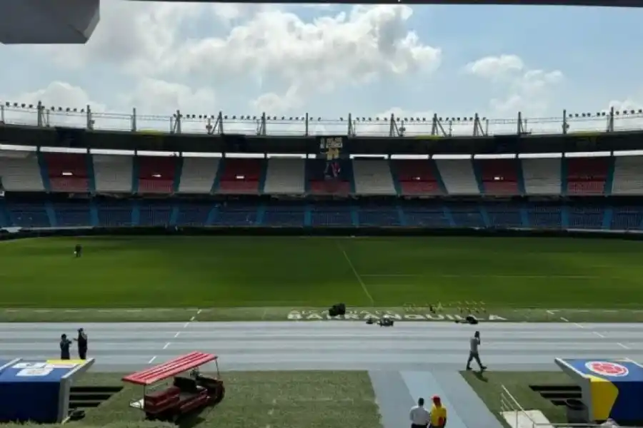 Polémica por el estado del campo de juego donde la selección argentina enfrentará a Colombia