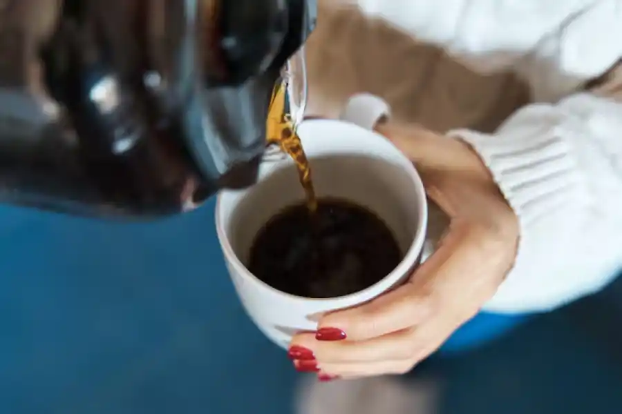 Tomar café con azúcar por las mañanas puede aumentar nuestra glucosa en sangre.