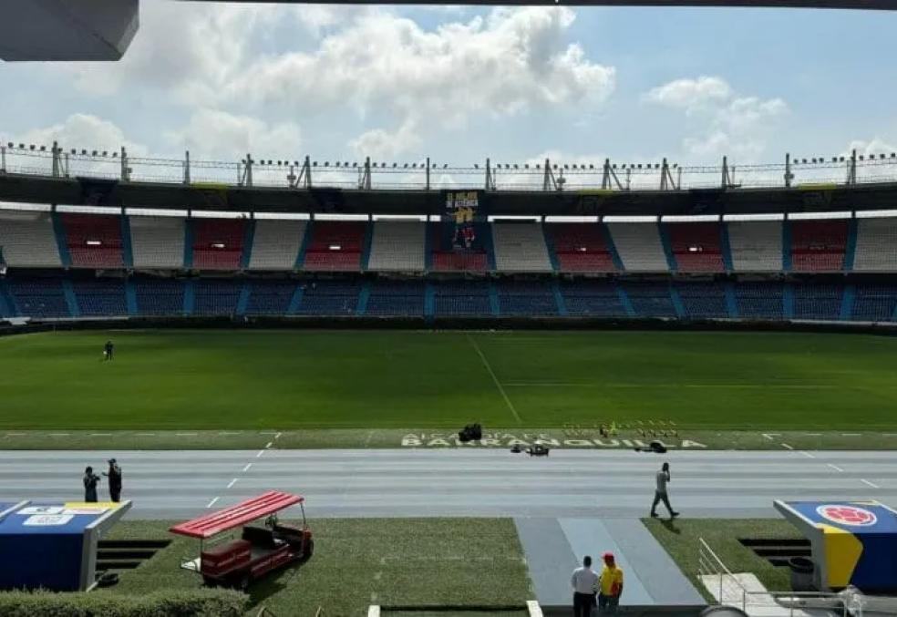 Polémica por el estado del campo de juego donde la selección argentina enfrentará a Colombia