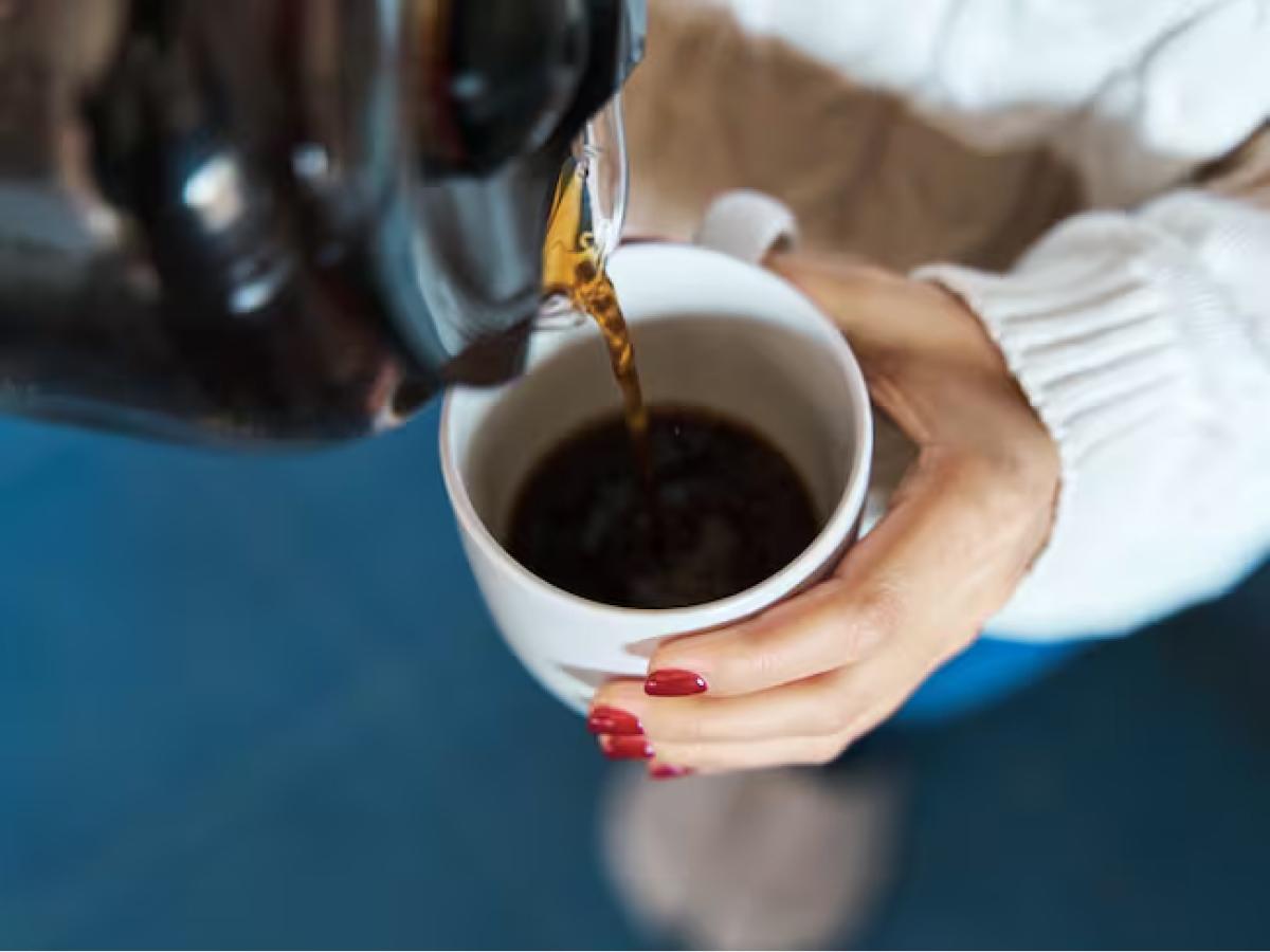 Tomar café con azúcar por las mañanas puede aumentar nuestra glucosa en sangre.