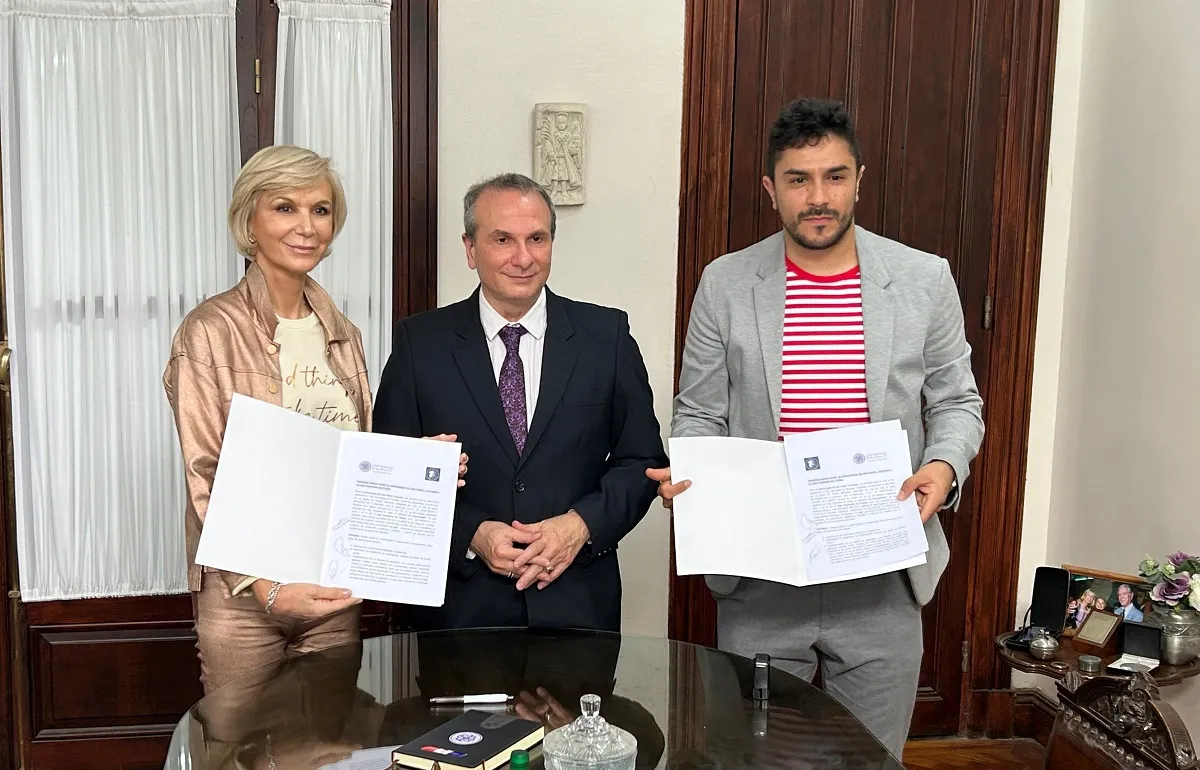 ACUERDO. Lonac, Albarracín y Monteros posan tras firmar el vínculo.