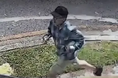 En una plaza, un hombre vació un termo con café hirviendo en la cara de un bebé