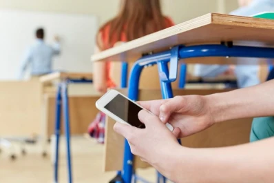 Cartas de lectores: celulares: regular su uso