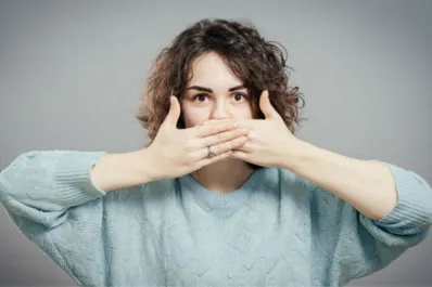 Los efectos que tiene mantener un secreto en nuestro cerebro, según la psicología