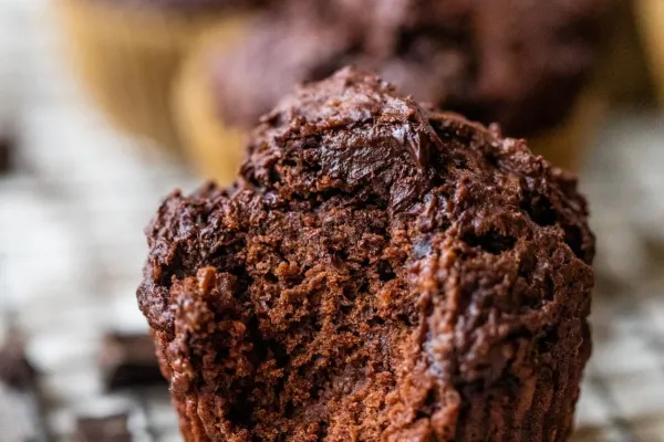 Muffins de chocolate saludables con solo dos ingredientes: sin azúcar, harinas ni manteca