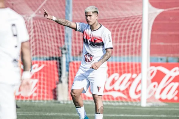 ¡Otra vez Uruguay! Un futbolista del ascenso se desplomó en pleno partido