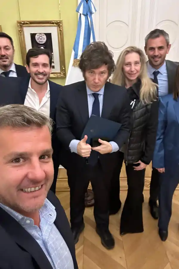 Mariano Campero junto a Javier Milei y funcionarios nacionales. 