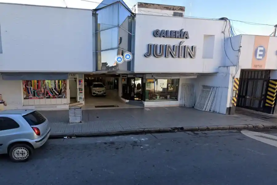 LOCAL. P.G.F alquilaba una sucursal en una galería del microcentro.