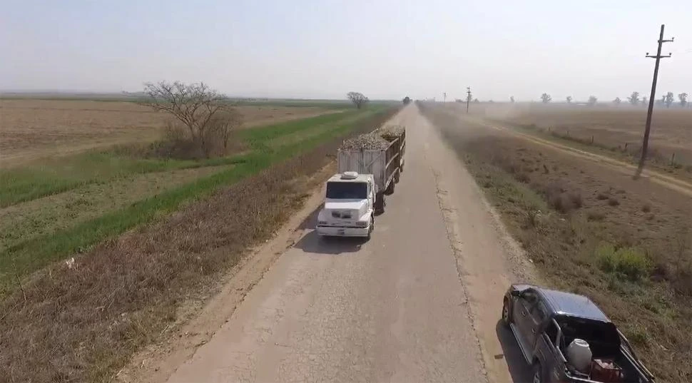 CONSECUENCIAS. El transporte no queda al margen de los daños al tener que transitar por caminos en mal estado. Apronor