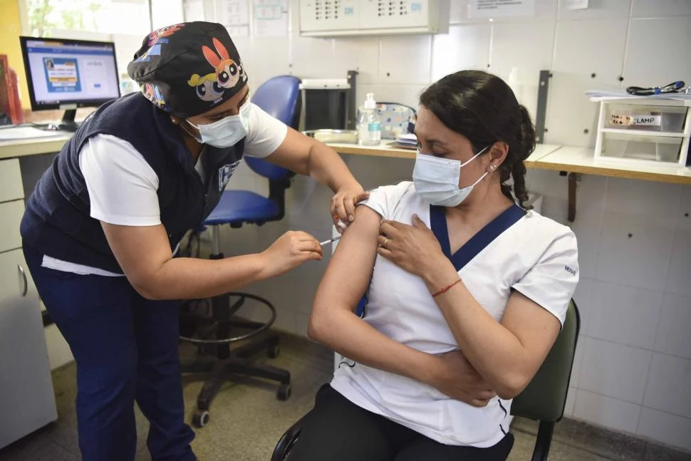 PROTECCIÓN. El personal de salud tuvo prioridad en las campañas de vacunación del Gobierno provincial.