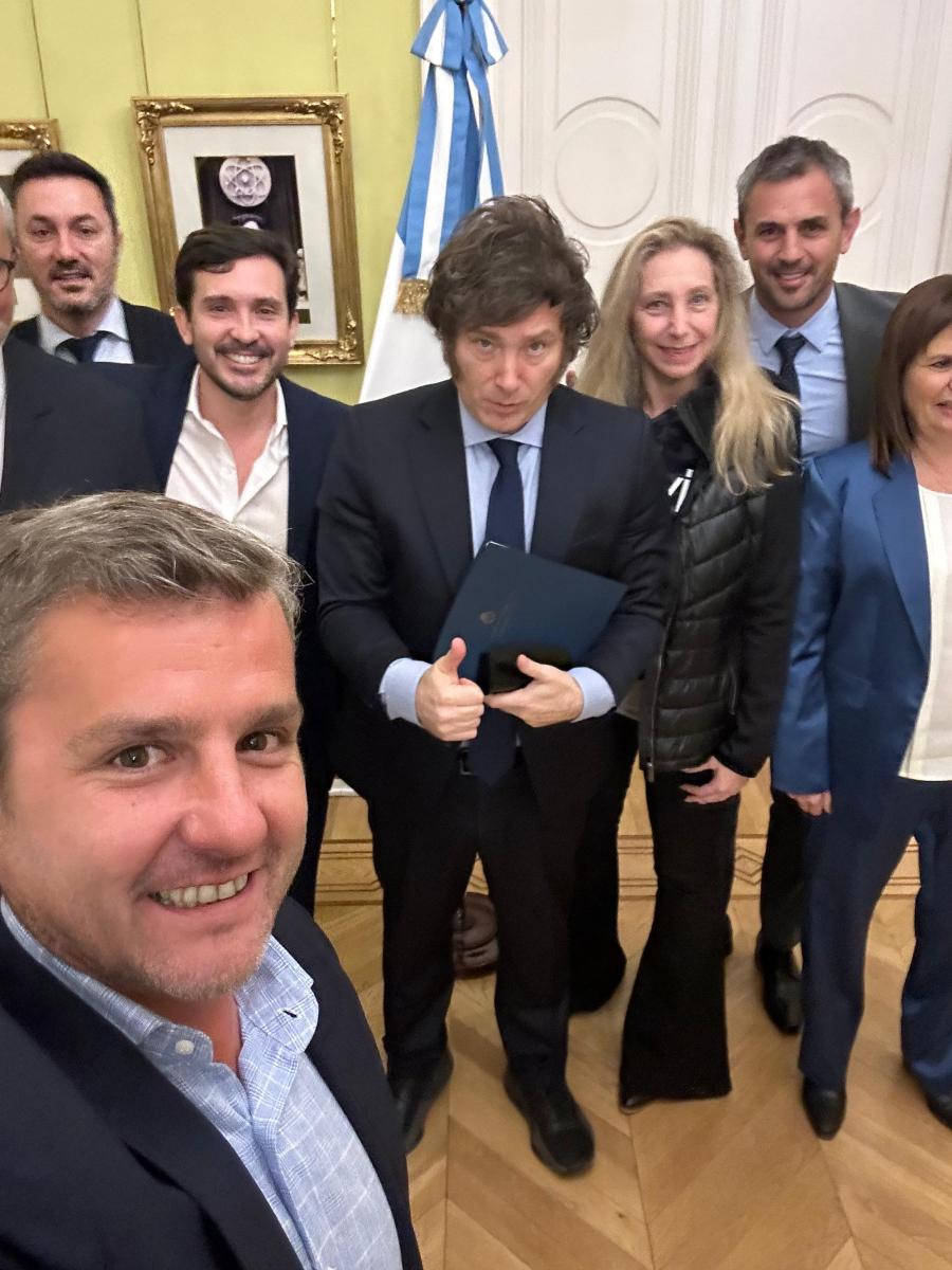 Mariano Campero junto a Javier Milei y funcionarios nacionales. 