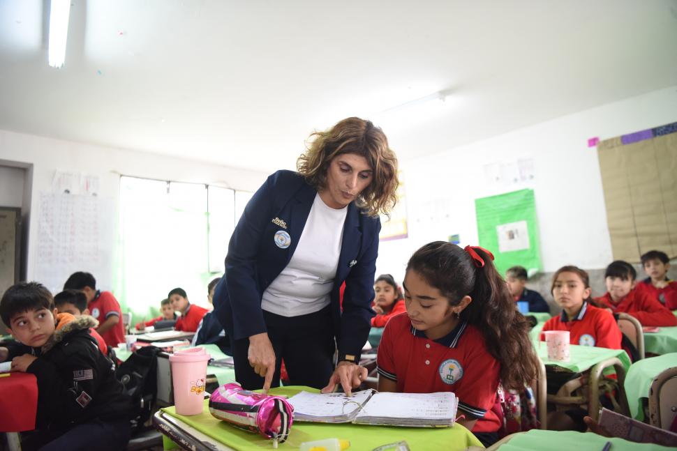 JUNTOS. La “seño” se acerca a todos sus alumnos.