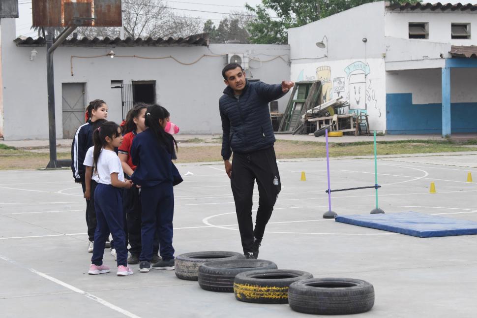 INDICACIÓN. Los niños se divierten en gimnasia.