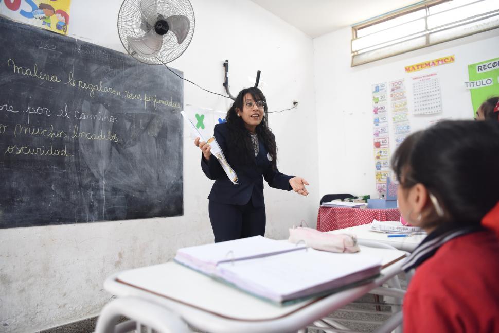 ATENCIÓN. Los niños escuchan atentos la clase.