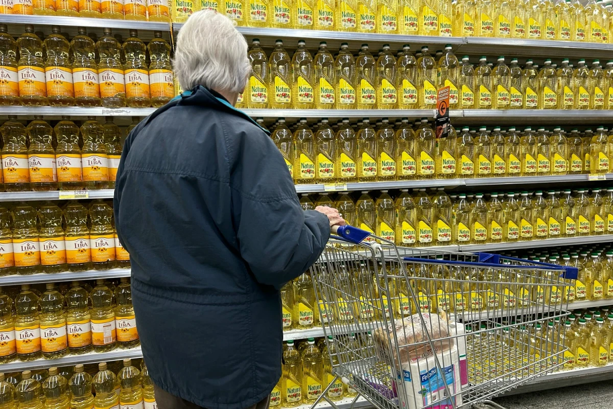 AUMENTO DE PRECIOS. Los argentinos sufren cada vez que les toca hacer compras. AFP