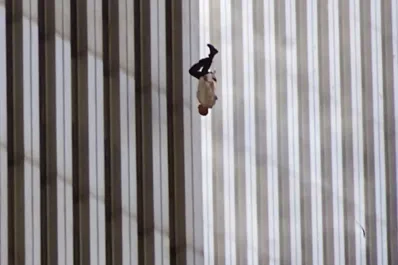 ¿Quién es El hombre que cae?: la desgarradora historia de la icónica foto que mostró el horror del 11-S