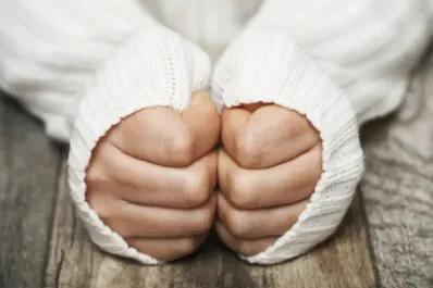 Cuáles son las enfermedades que se esconden detrás de las manos y los pies fríos