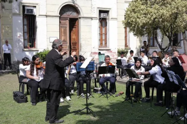 Coros y orquestas educativas realizaron homenaje a los maestros en su día