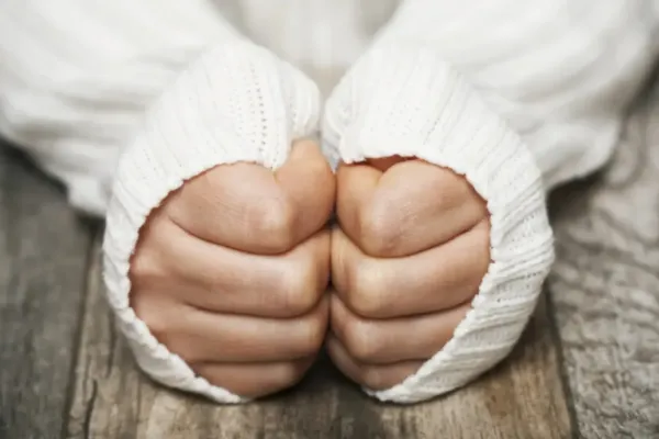 Qué enfermedades se esconden detrás de las manos y los pies fríos
