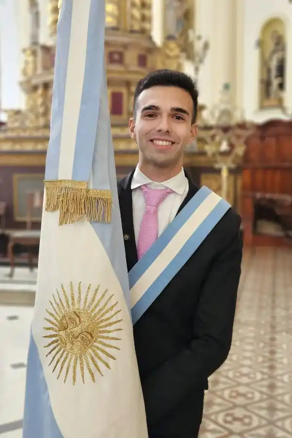PORTAR LA BANDERA. Ezequiel participa como abanderado en un acto de la UNSTA. /EZEQUIEL AMÍN