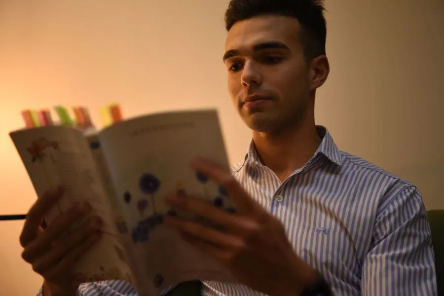 CON SU LIBRO FAVORITO. Ezequiel dice que si pudiera recomendar una obra, sería 