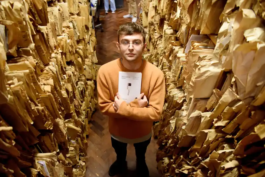 ÁVIDO LECTOR. Tobías posó con su libro favorito 'Minimalismo Digital' de Cal Newport. / FRANCO VERA, LA GACETA.