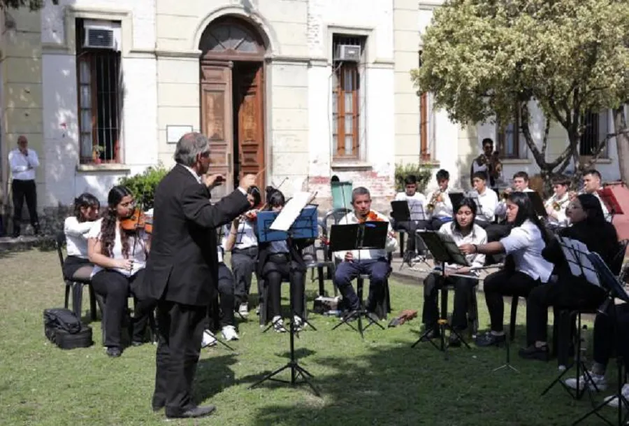 Coros y orquestas educativas realizaron homenaje a los maestros en su día