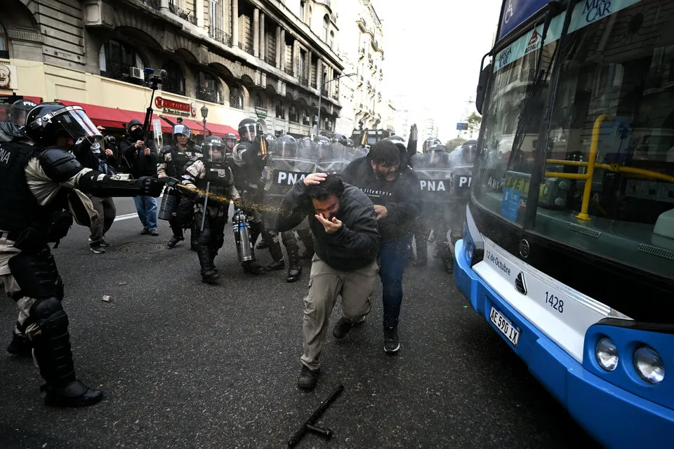 Fuera del Congreso, Gendarmería avanza sobre los manifestantes