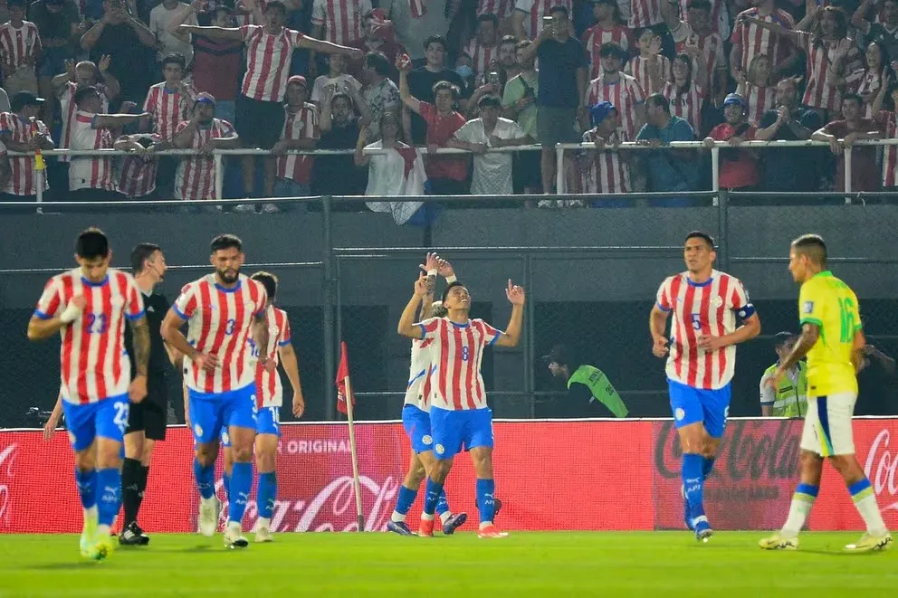 AGRADECIMIENTO. Diego Gómez y una dedicatoria especial. El volante anotó el único gol de Paraguay en la victoria sobre Brasil. Foto: AFP