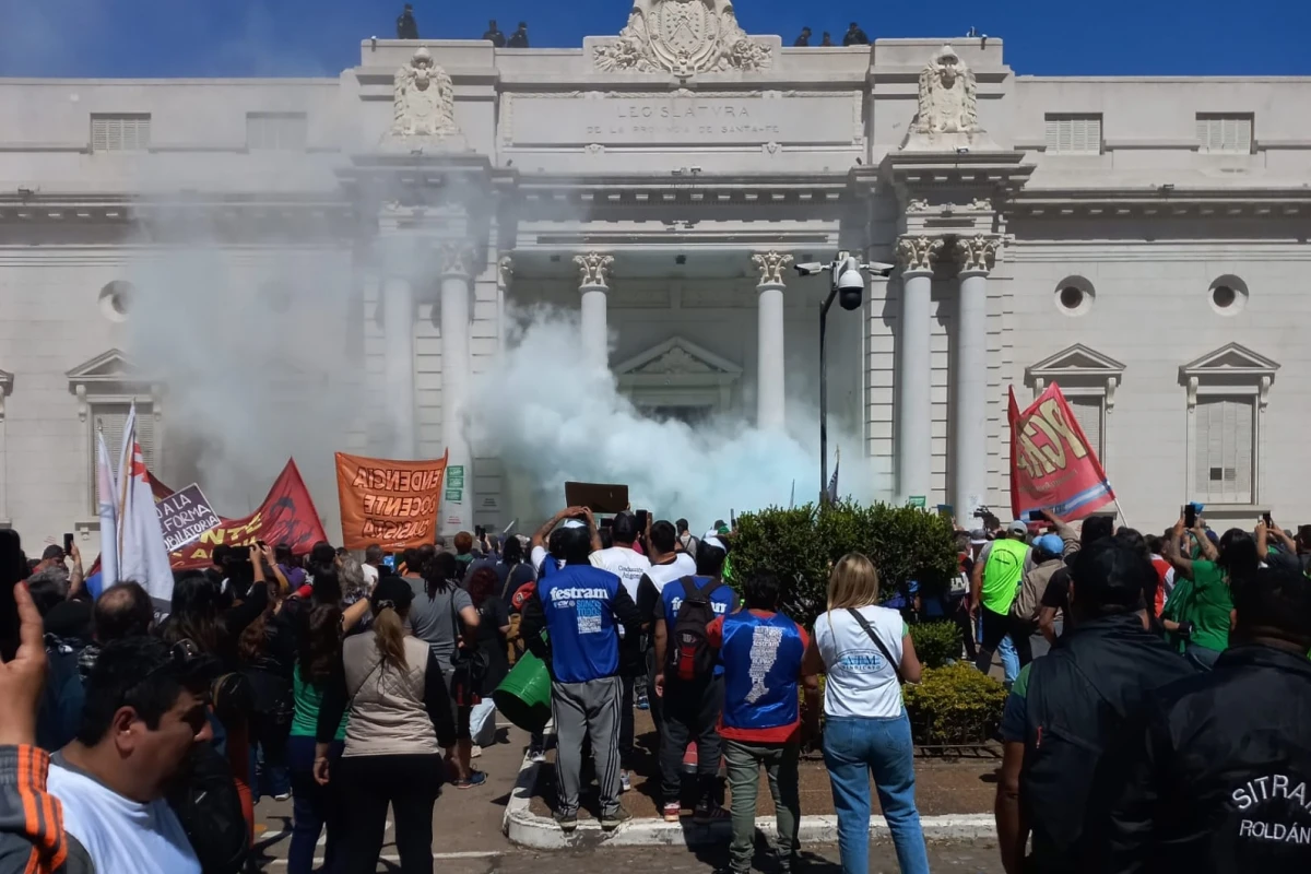 Incidentes en la Legislatura de Santa Fe. FOTO X