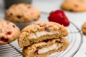 Cookies de frutos rojos rellenas de cheesecake: la mejor receta para la merienda