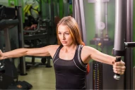 El ejercicio clave para ganar músculo después de los 50: fortalece los pectorales y se puede hacer sentado