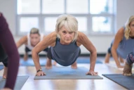El ejercicio clave para ganar músculo después de los 50: fortalece los pectorales y se puede hacer sentado