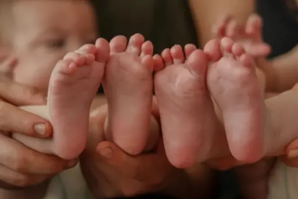 ¿Por qué los embarazos de gemelos y mellizos se saltan una generación? La explicación científica