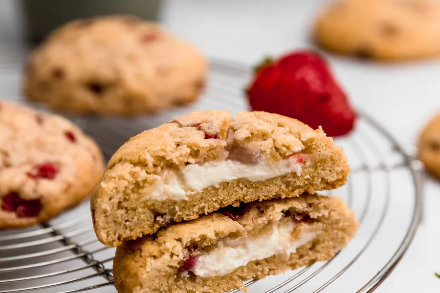 Cookies de frutos rojos rellenas de cheesecake: la mejor receta para la merienda