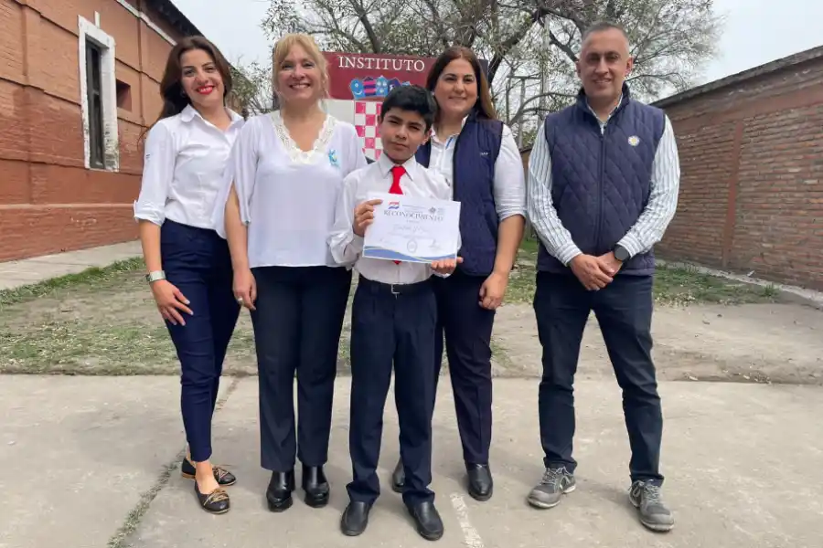 JUNTO A SUS MAESTRAS. Bautista se sorprendió cuando le dijeron que tenía una beca para su secundaria y universidad. / GENTILEZA USP-T.