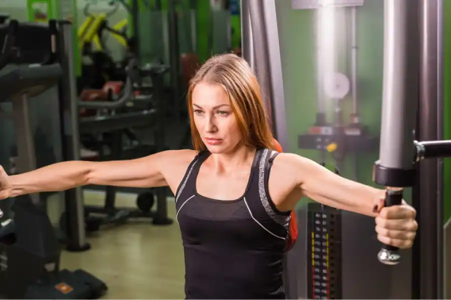 Realizar el movimiento de juntar los brazos frente al pecho de manera lenta y controlada es esencial para ganar más músculo