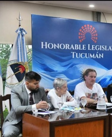 CONTACTO. Federico Rossi Colombo (traje gris), en una reunión en la Legislatura, de la que también participó Ramón Dupuy, abuelo de Lucio (remera blanca).  