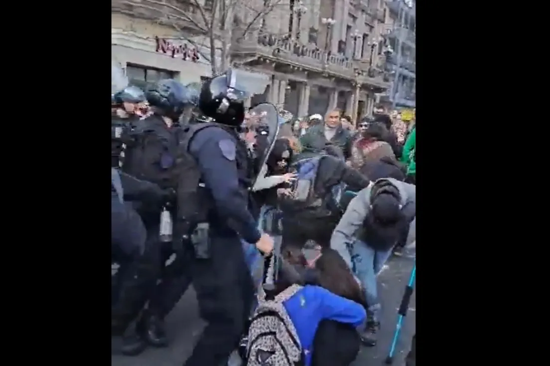 Momento del ataque del policía. CAPTURA DE VIDEO