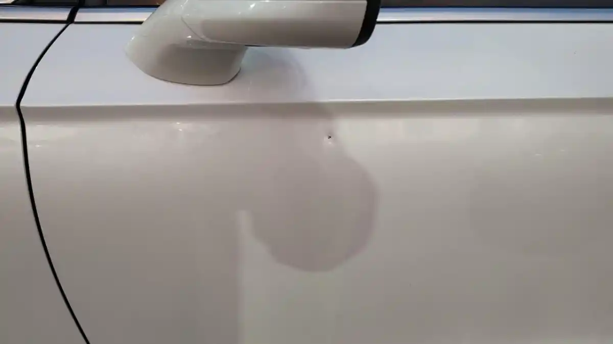 Marca en el vehículo oficial del Ministerio de la Defensa. 