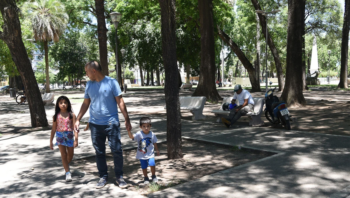 PARA PASEAR. La jornada estará mayormente soleada y agradable para aprovechar las los espacios públicos y verdes de toda la provincia. 