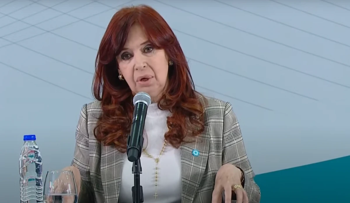 Cristina Kirchner cruzó a Javier Milei: Largue la escuela austríaca y cace el manual argentino