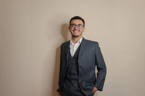 El joven poeta, músico y emprendedor que halló en Tucumán lo que buscaba en Luxemburgo