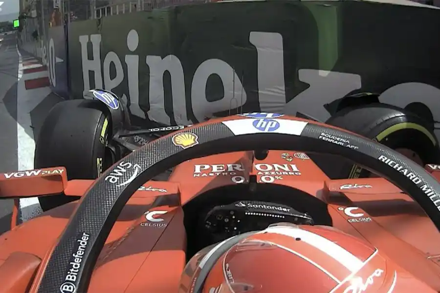 AFUERA. Charles Leclerc también terminó embistiendo un muro en los ensayos de Bakú.